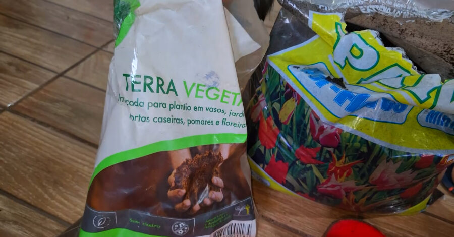 COMO MISTURAR TERRA VEGETAL E HÚMUS DE MINHOCA? DICA