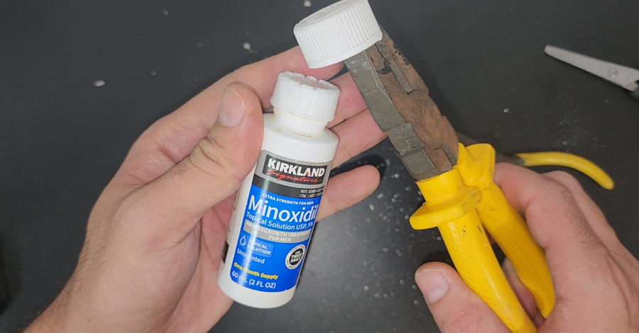 MORRIA E NÃO SABIA – VEJA O QUE TEM EMBAIXO DA TAMPA PRINCIPAL DO MINOXIDIL KIRKLAND 5%