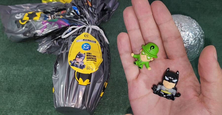 COMPREI OVO DE PÁSCOA EM MAIO 😂 OVO DO BATMAN COM MINIATURA SURPRESA DA CACAU SHOW