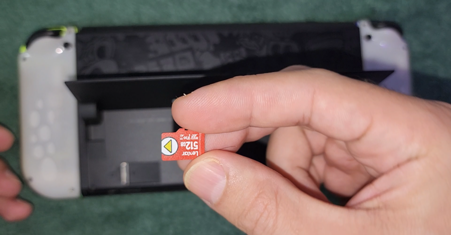 COMO INSERIR OU REMOVER UM CARTÃO DE MEMÓRIA MICROSD NO NINTENDO SWITCH OLED ?