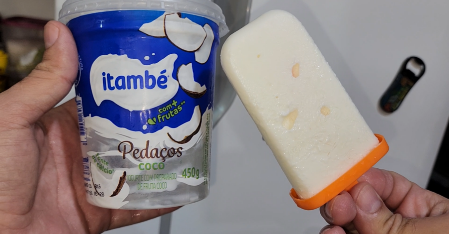 FIZ PICOLÉ DE IOGURTE USANDO AS FORMINHAS