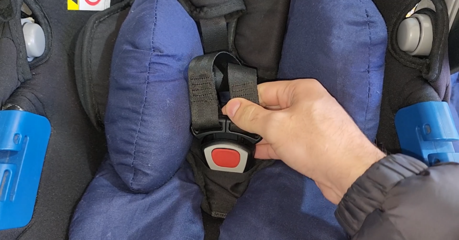 como prender o cinto do bebe conforto touring burigotto ( cadeirinha para carro )