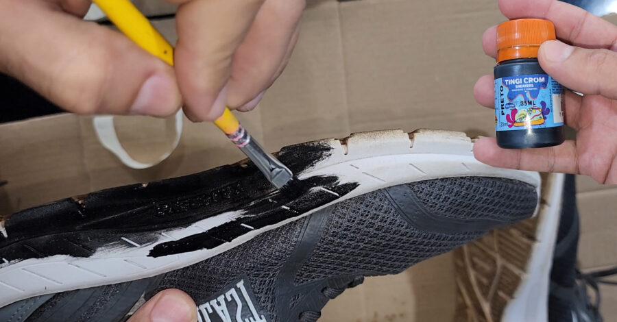 PINTEI A SOLA DO MEU TÊNIS COM TINTA PRETA TINGI CROM E ELE FICOU PARECENDO NOVO ( MIDSOLE )