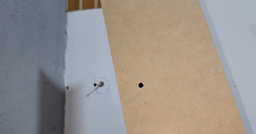 COMO MARCAR NO PAINEL RIPADO O FURO DE PREGO QUE JÁ EXISTE NA PAREDE?